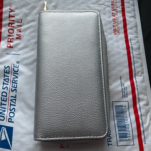 Silver Textured Wallet - Picture 3 of 7